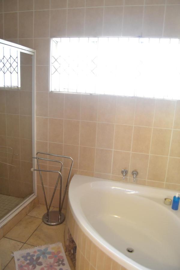 Kamogelo Guest House Pilanesberg Bagian luar foto