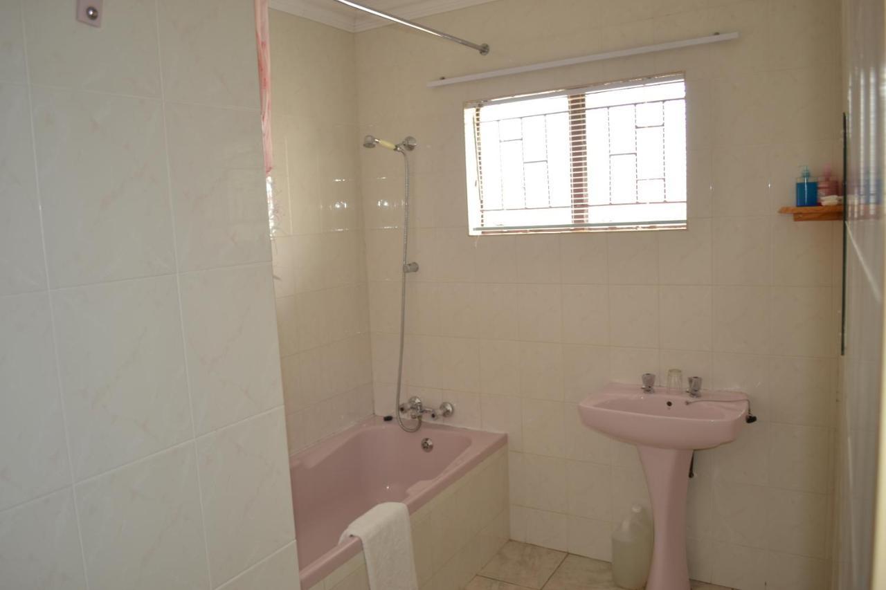 Kamogelo Guest House Pilanesberg Bagian luar foto