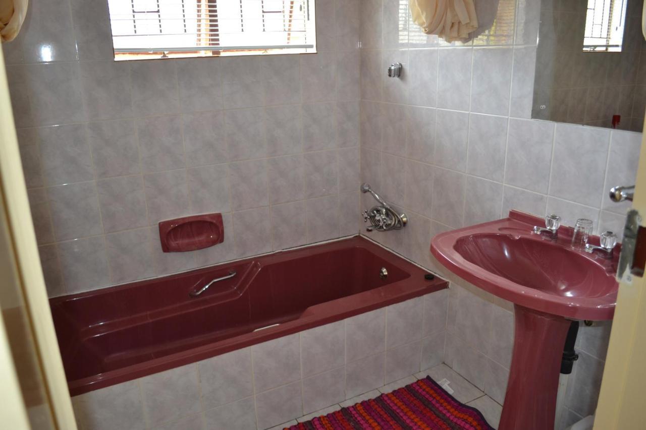 Kamogelo Guest House Pilanesberg Bagian luar foto